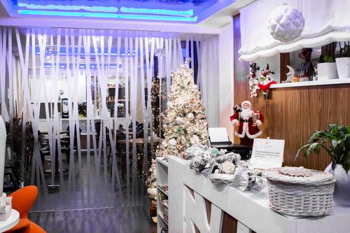 un magasin de Noël avec un arbre de Noël dans une pièce dans l'établissement B&B Luna Per Te, à Rocca di Cambio