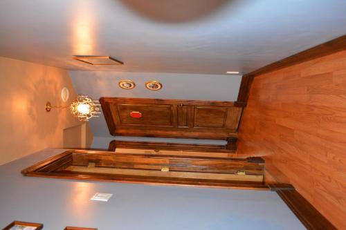 a room with a staircase with wooden walls and ceilings at Domaine de la Baie, Les Suites in Shawinigan