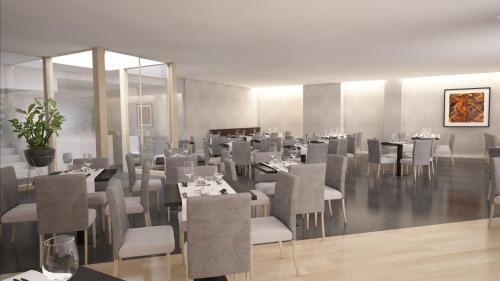 a restaurant with tables and chairs in a room at Masa Hotel 5 de Outubro in Lisbon