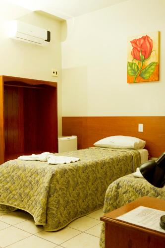 Ένα ή περισσότερα κρεβάτια σε δωμάτιο στο Hotel Poyares