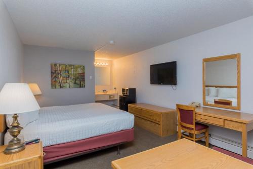 מיטה או מיטות בחדר ב-Motel 8 Rock Springs