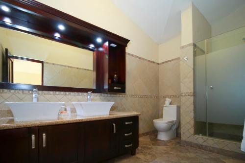 Un baño de Cabarete Palm Beach Condos