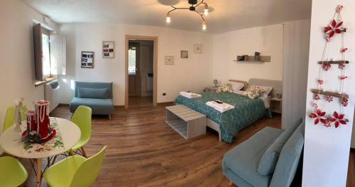 un salon avec un lit et un canapé dans l'établissement Casa della montagna apartament, à Lorica