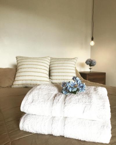 a white blanket sitting on top of a bed at Ladera Hotel in Turrialba