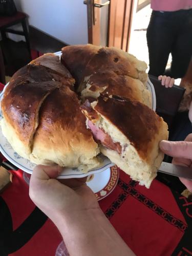una persona tiene un panino su un piatto di Perla Nordului a Moisei