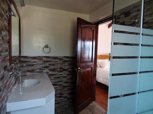 W łazience znajduje się umywalka i lustro. w obiekcie Utasawa w mieście Comunidad Yumani