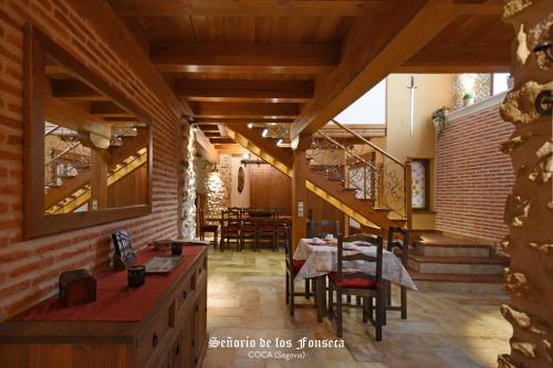 コカにあるSeñorío de los Fonsecaの木製の梁のあるキッチン&ダイニングルーム