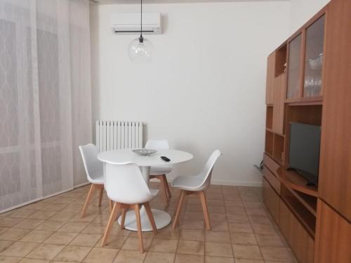 une salle à manger avec une table blanche et des chaises blanches dans l'établissement POSAPPARTAMENT, à Ancône
