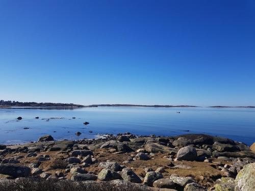 une vue de l'eau depuis le rivage dans l'établissement Åsa Gästis, à Åsa