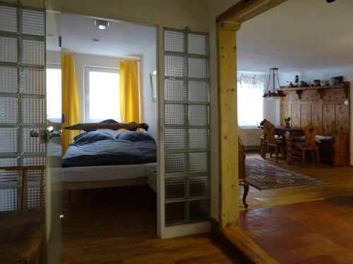 een slaapkamer met een bed, een tafel en een raam bij Apartment Center in Gmunden