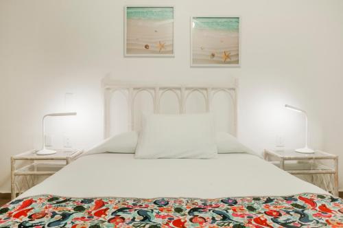 1 dormitorio con 1 cama blanca y 2 mesitas de noche en Casita del Mar en Cancún