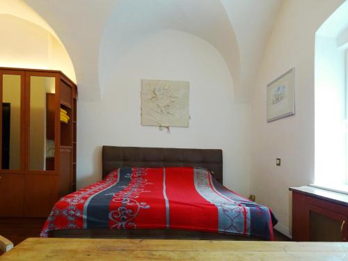 A bed or beds in a room at Gewölbezimmer am Marktplatz