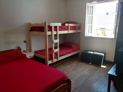 sypialnia z 2 łóżkami piętrowymi i oknem w obiekcie Hostería Almirante Brown w mieście Mar del Plata