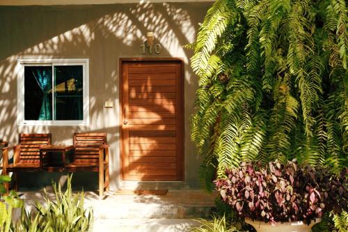 カノムにあるルペヴィラの木の扉と植物のある家