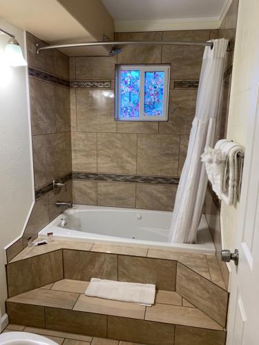 Ett badrum på Townhouse Inn & Suites