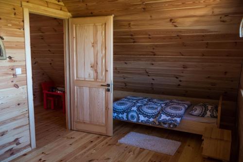 Una cama o camas en una habitación de Wrzosowe Zacisze
