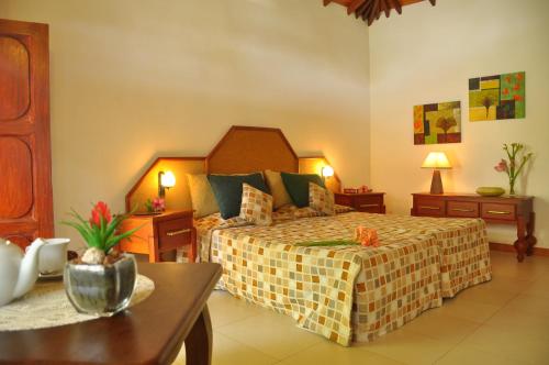 Tempat tidur dalam kamar di Ayubowan Swiss Lanka Bungalow Resort