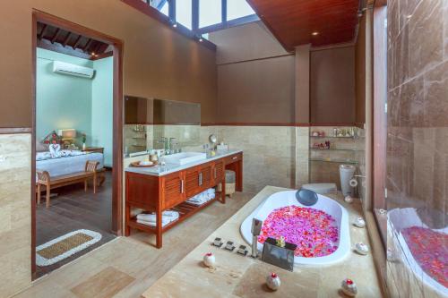 Bathroom sa Solo Villas & Retreat