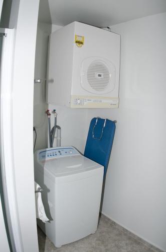 a washer and dryer in a small room at Panorama Court in Wanaka