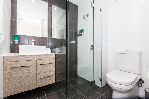 W łazience znajduje się toaleta i przeszklony prysznic. w obiekcie Icon on Isa w mieście Mount Isa