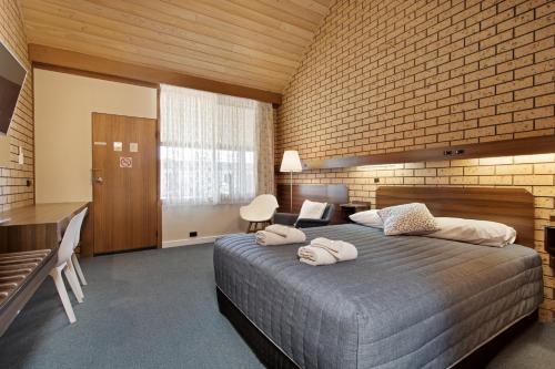 Un pat sau paturi într-o cameră la Maffra Motor Inn