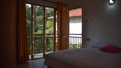 Tempat tidur dalam kamar di White Villa Kitulgala