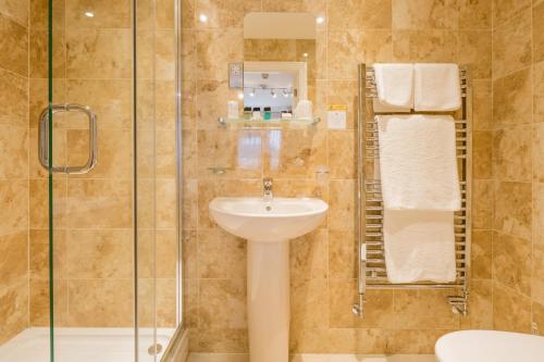 劍橋的住宿－秋季別墅酒店，一间带水槽和淋浴的浴室