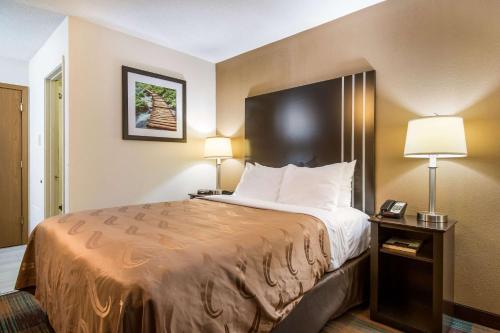 Katil atau katil-katil dalam bilik di Quality Inn Bloomsburg