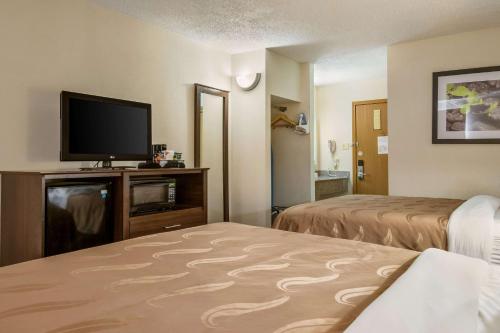 Televisyen dan/atau pusat hiburan di Quality Inn Bloomsburg