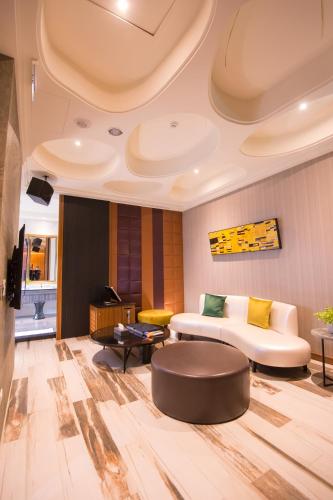 a living room with a couch and a table at J Moon Villa Motel in Taipei