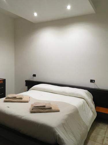 une chambre avec un lit avec deux serviettes dessus dans l'établissement POSAPPARTAMENT, à Ancône