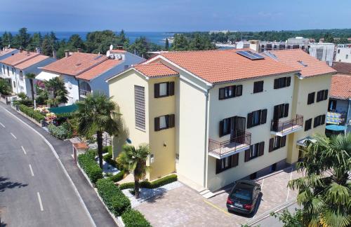 Vista ariale di una strada in un quartiere residenziale di Apartments Jasmina a Poreč (Parenzo)