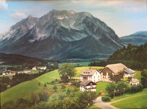 una pintura de una casa en una montaña en Lutzmannhof en Irdning