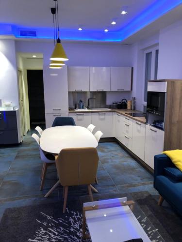 une cuisine avec une table et des chaises dans une pièce dans l'établissement California, à Nice