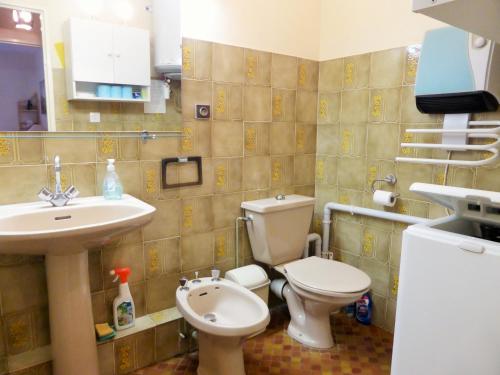 une petite salle de bain avec toilettes et lavabo dans l'établissement 4PA133 Appartement avec piscine et parking, à Collioure