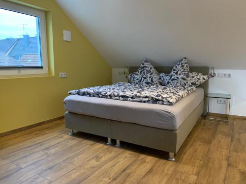 Bett in einem Zimmer mit Fenster in der Unterkunft Apartment Köln Ensen in Köln