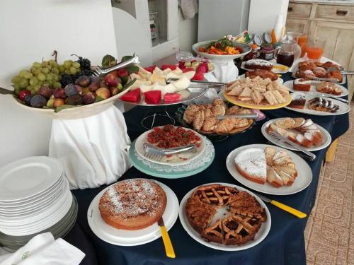 een tafel met veel verschillende soorten voedsel bij Meraviglie del Salento in Porto Cesareo