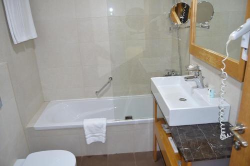 Ένα μπάνιο στο The J Hotel & Spa