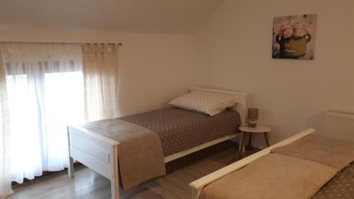 Postel nebo postele na pokoji v ubytování Apartman kod Kraljevih