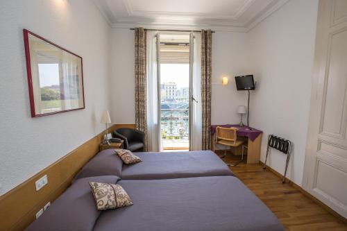 Postel nebo postele na pokoji v ubytování Hotel des Tourelles