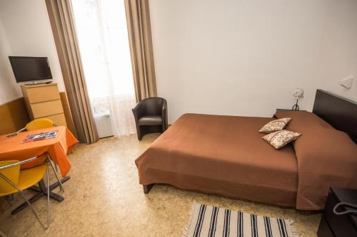 TV a/nebo společenská místnost v ubytování Hotel des Tourelles