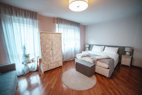 アルバにあるカーサ アグネーゼのベッドルーム1室(ベッド1台、椅子、ソファ付)
