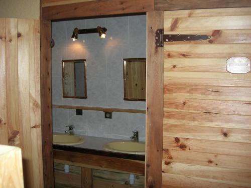 ネヴァッシュにあるAuberge La Cleidaのバスルーム(洗面台2台、鏡付)