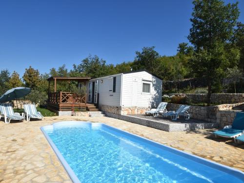 Bazén v ubytování Welcoming Holiday Home in Ugljane with Swimming Pool nebo v jeho okolí