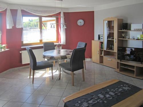 ein Wohnzimmer mit einem Esstisch und Stühlen in der Unterkunft Apartment near the ski area in Medebach