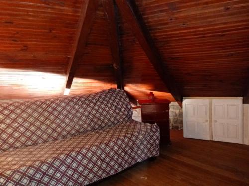 ein Schlafzimmer mit einem Bett und einer Holzdecke in der Unterkunft Bangalô Menotti in Prado