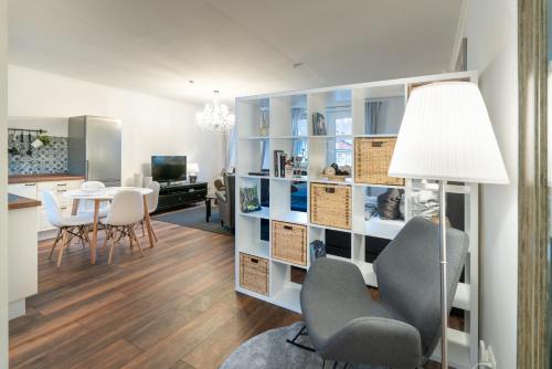 uma sala de estar com mesa e cadeiras e um quarto em Zum krummen Hexenbuckel em Bad Grund