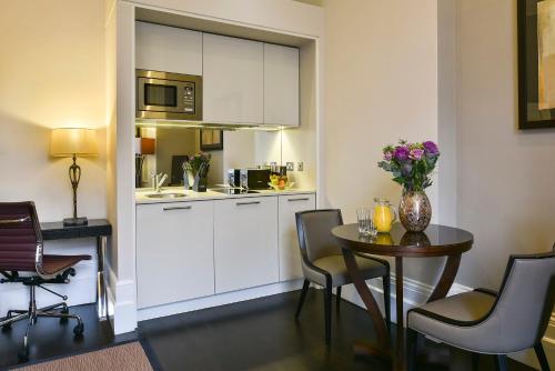 Cuisine ou kitchenette dans l'établissement Fraser Suites Queens Gate