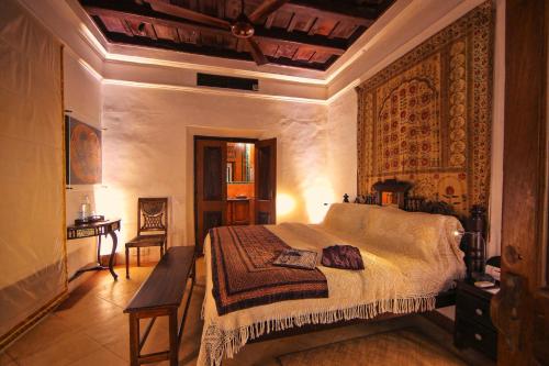 um quarto com uma cama grande num quarto em Chittoor Kottaram Royal Mansion- CGH Earth em Cochin