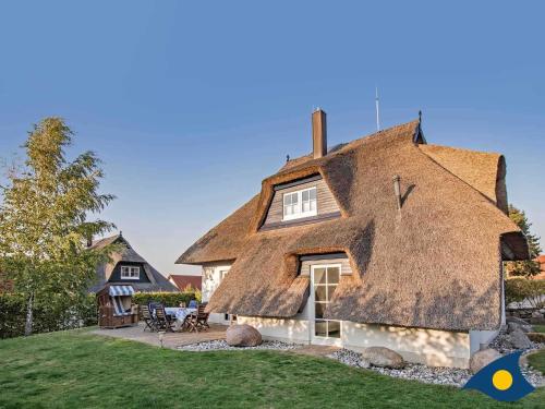 a thatch roofed house with a thatched roof at Haus Klabautermann in Heringsdorf